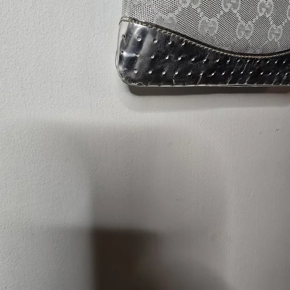 Gucci Silver Guccisima Crossbody Bag - Picture 7 of 16